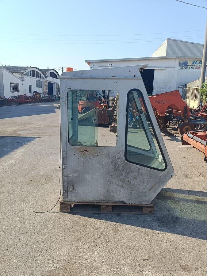 Usato cabina per escavatore o carica letame