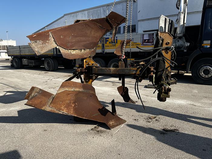 Usato Aratro monovomere Moro con giravolta idraulica