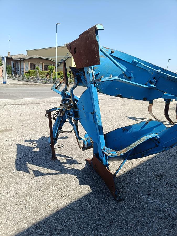 Usato aratro monovomere voltaorecchio idraulico