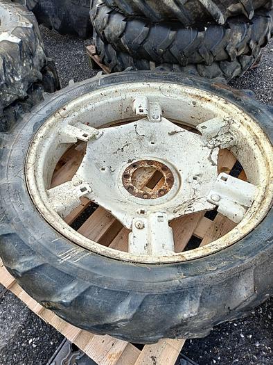 Usato Gomme varie per trattore agricolo o rimorchio (1)