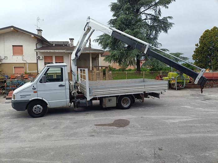 Usato Autocarro Iveco Daily 35 con gru- patente B