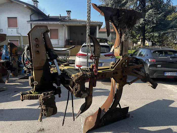 Usato Aratro monovomere Moro con giravolta idraulica