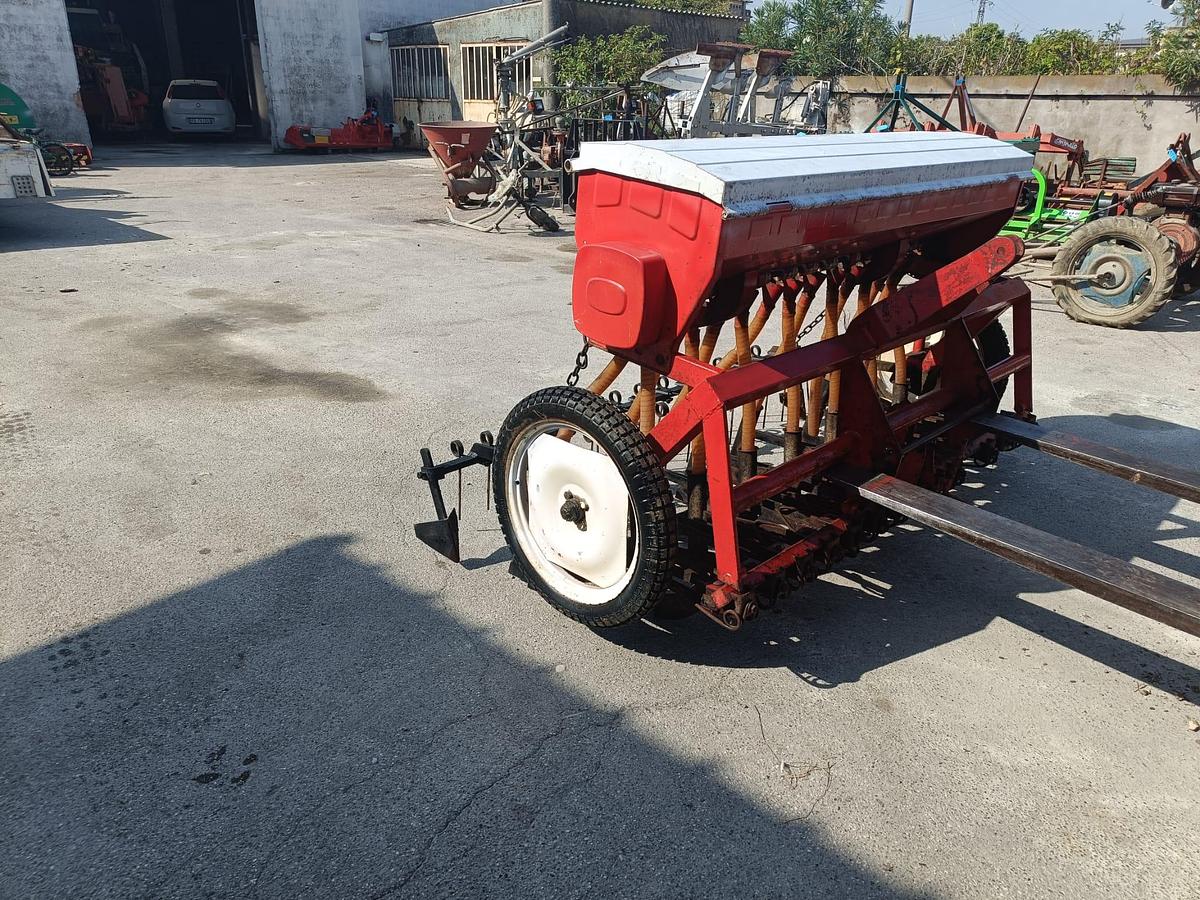 Usato Seminatrice da grano o semi piccoli- marca Carraro- da 2 metri