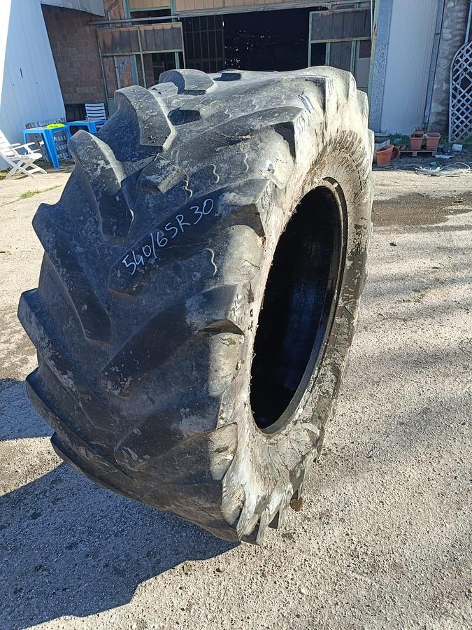 Usato Gomme varie per trattore agricolo o rimorchio (3)