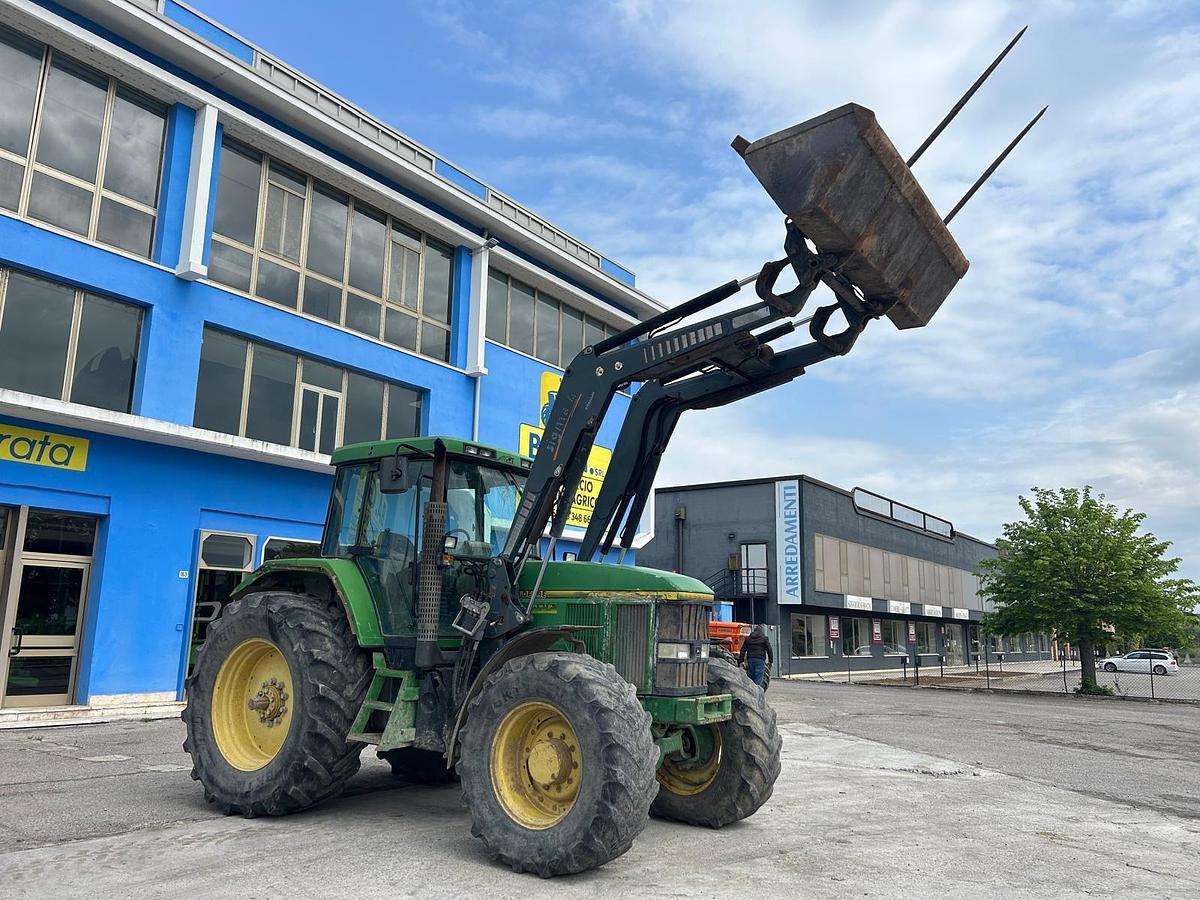 Usato John Deere 7700 caricatore Sigma4-benna e forche