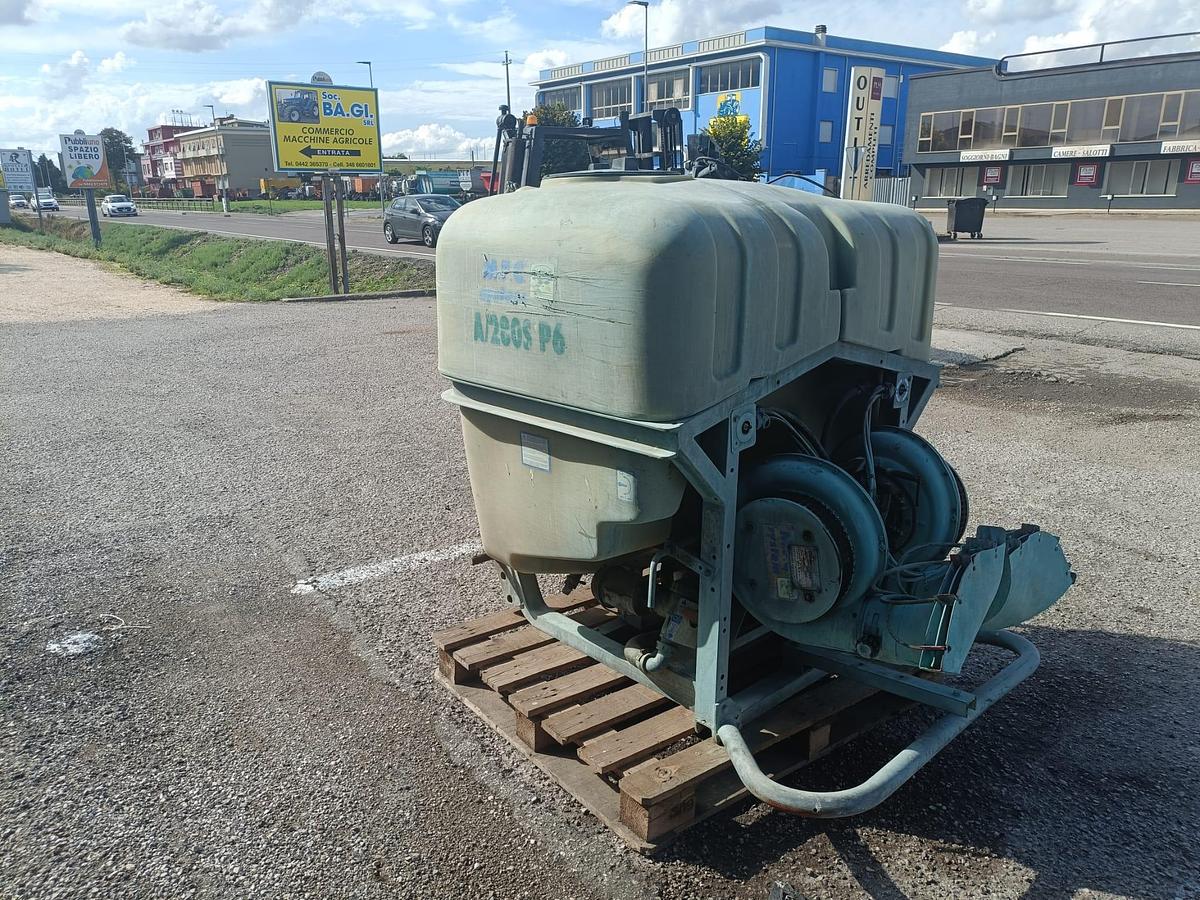 Usato Botte per trattamenti MFC da 650L-per vigneto o frutteto