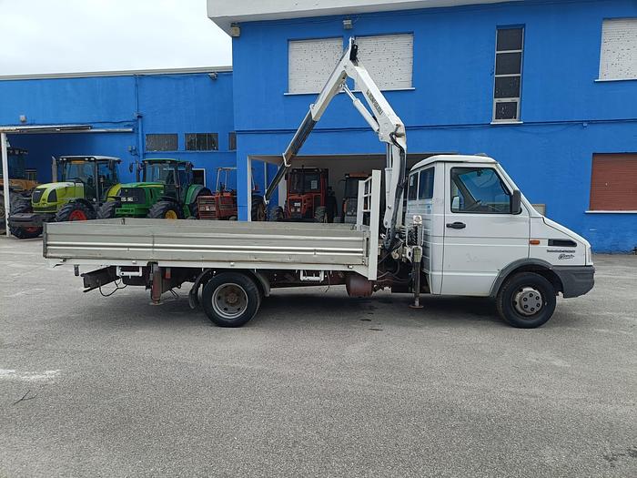 Usato Autocarro Iveco Daily 35 con gru- patente B
