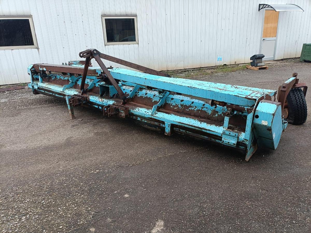 Usato trincia Nobili da 4,60m circa con carrello