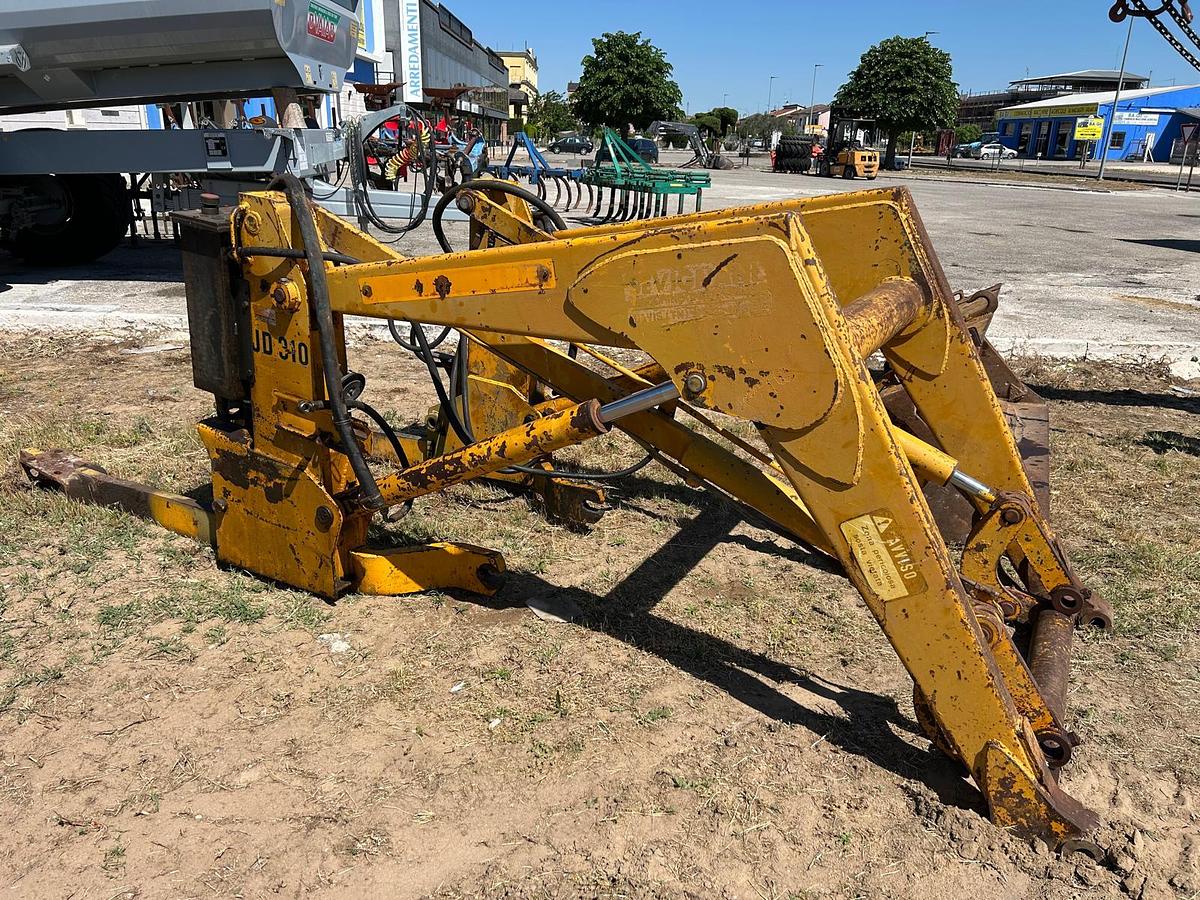Usato Caricatore John Deere con benna