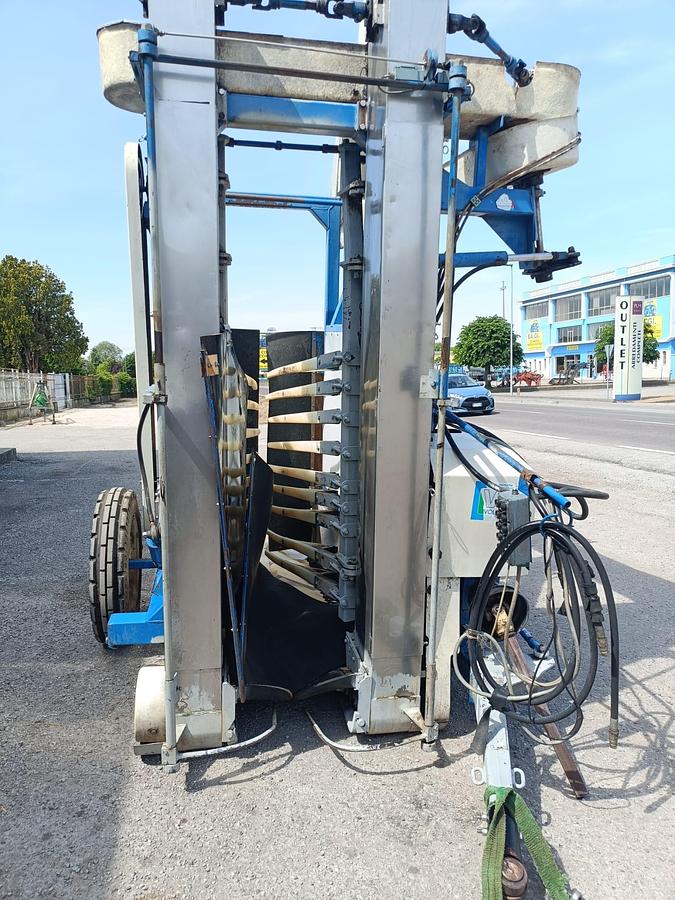 Usato vendemmiatrice Volentieri trainata idraulica