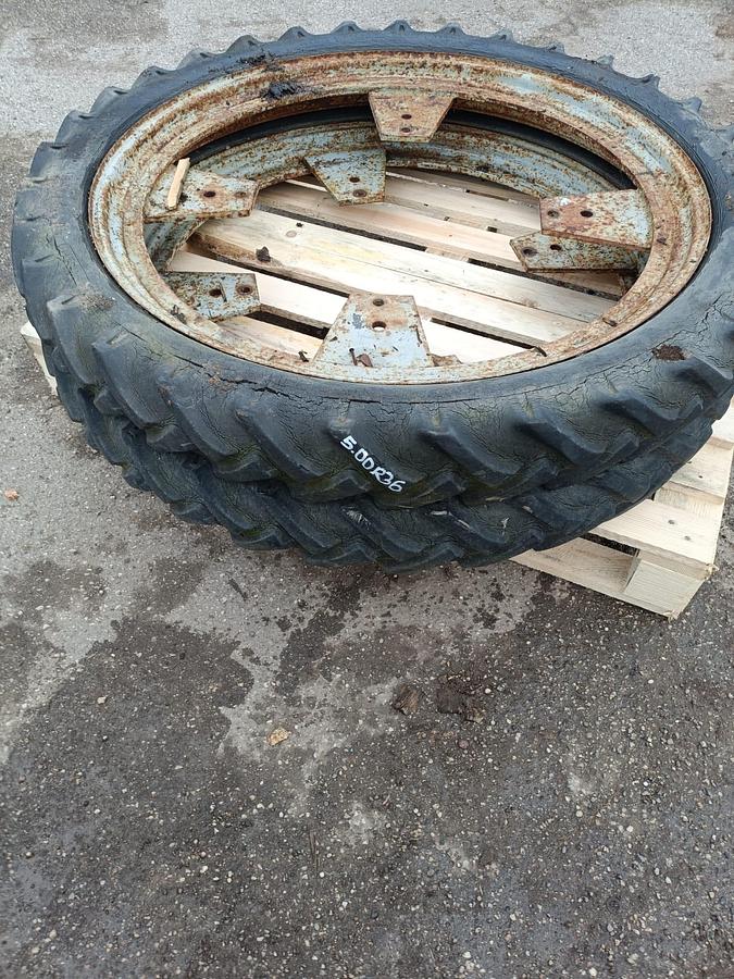 Usato Gomme varie per trattore agricolo o rimorchio (3)