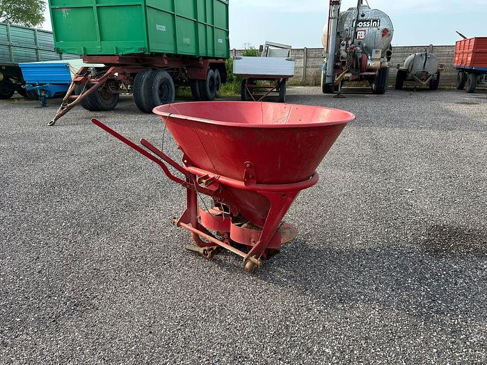 Usato Spandiconcime da 4 quintali con doppia ventola