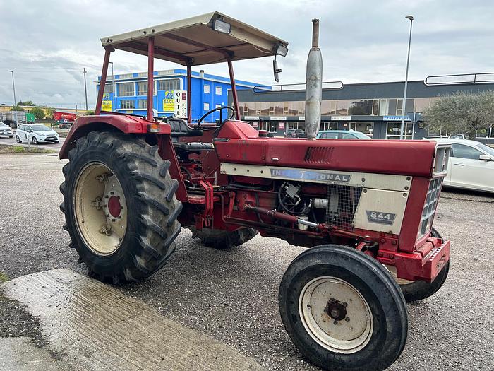 Usato International 844 con tettuccio di protezione