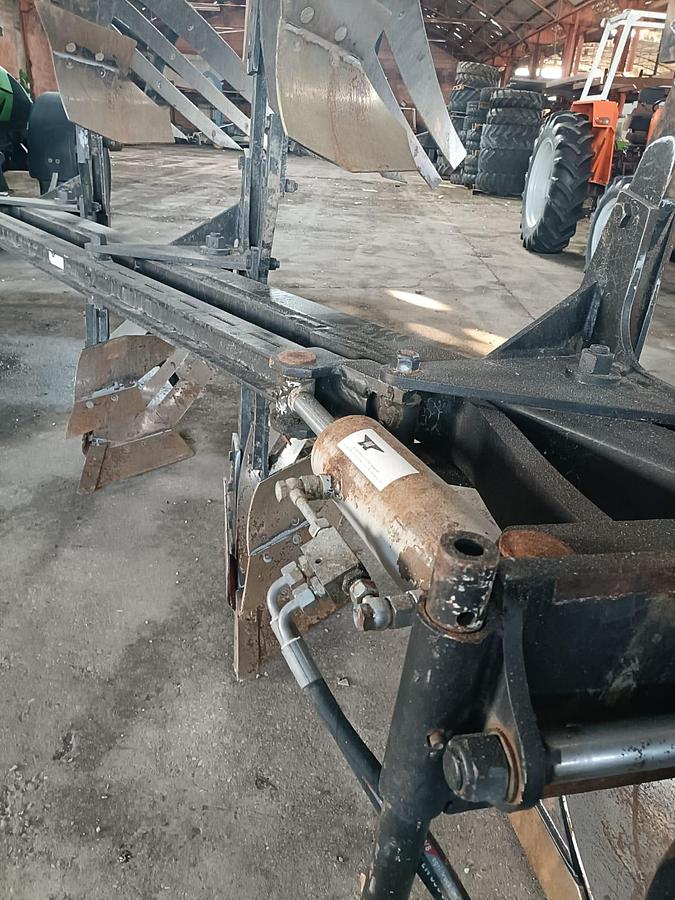 Usato Aratro trivomere con ali a stecche- tutto idraulico- variabile