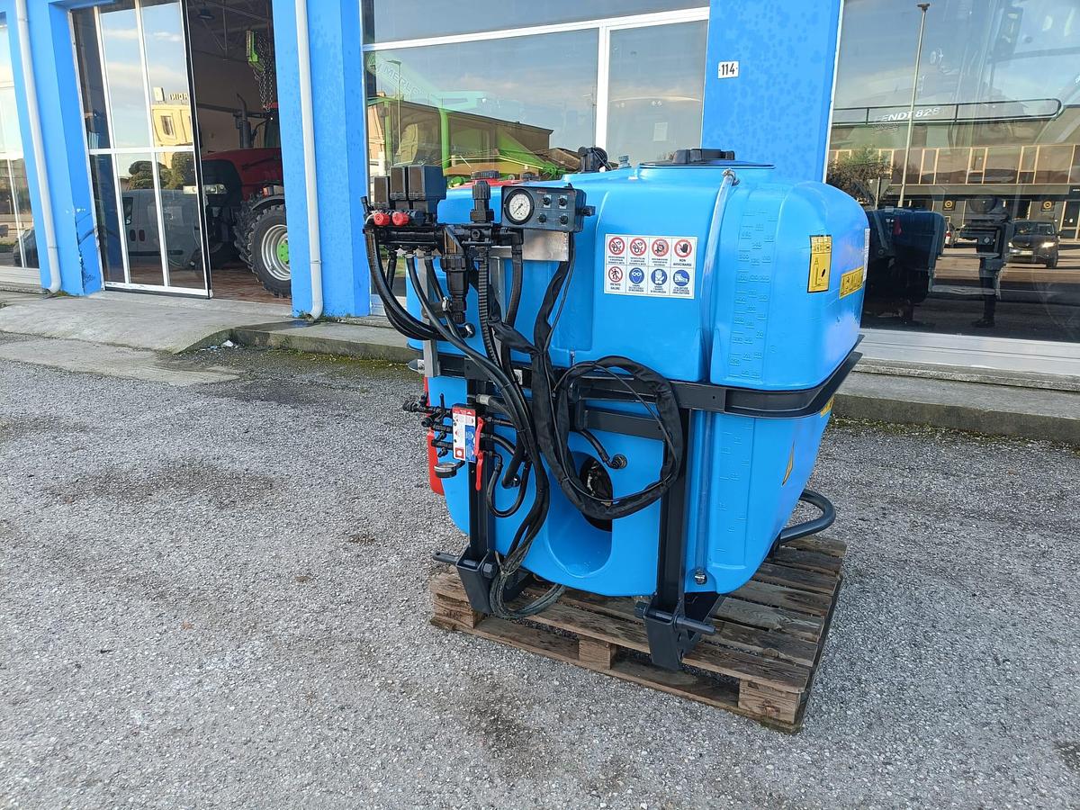 Usato Botte per trattamenti MFC da 650L-per vigneto o frutteto