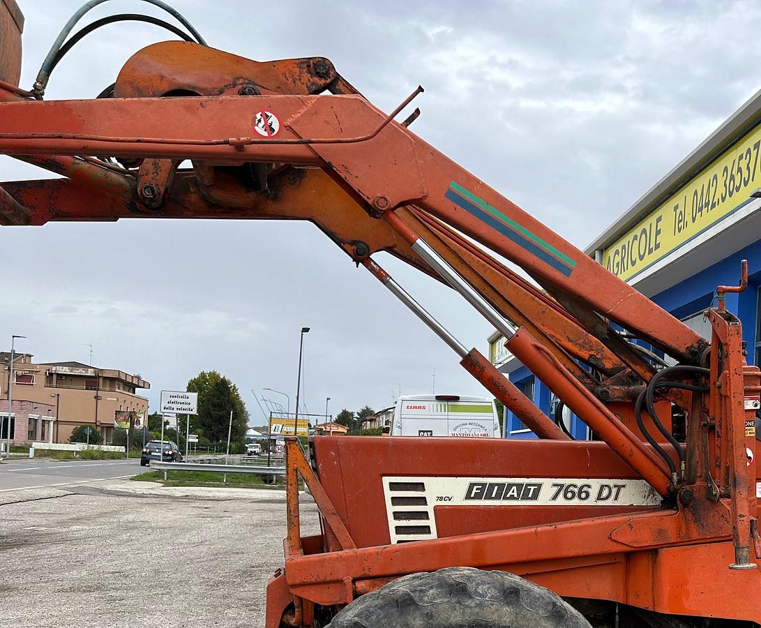 Usato caricatore per Fiat con benna e flange