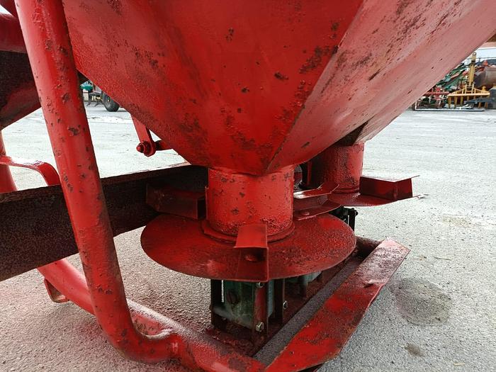 Usato Spandiconcime a doppio girante da 8 quintali