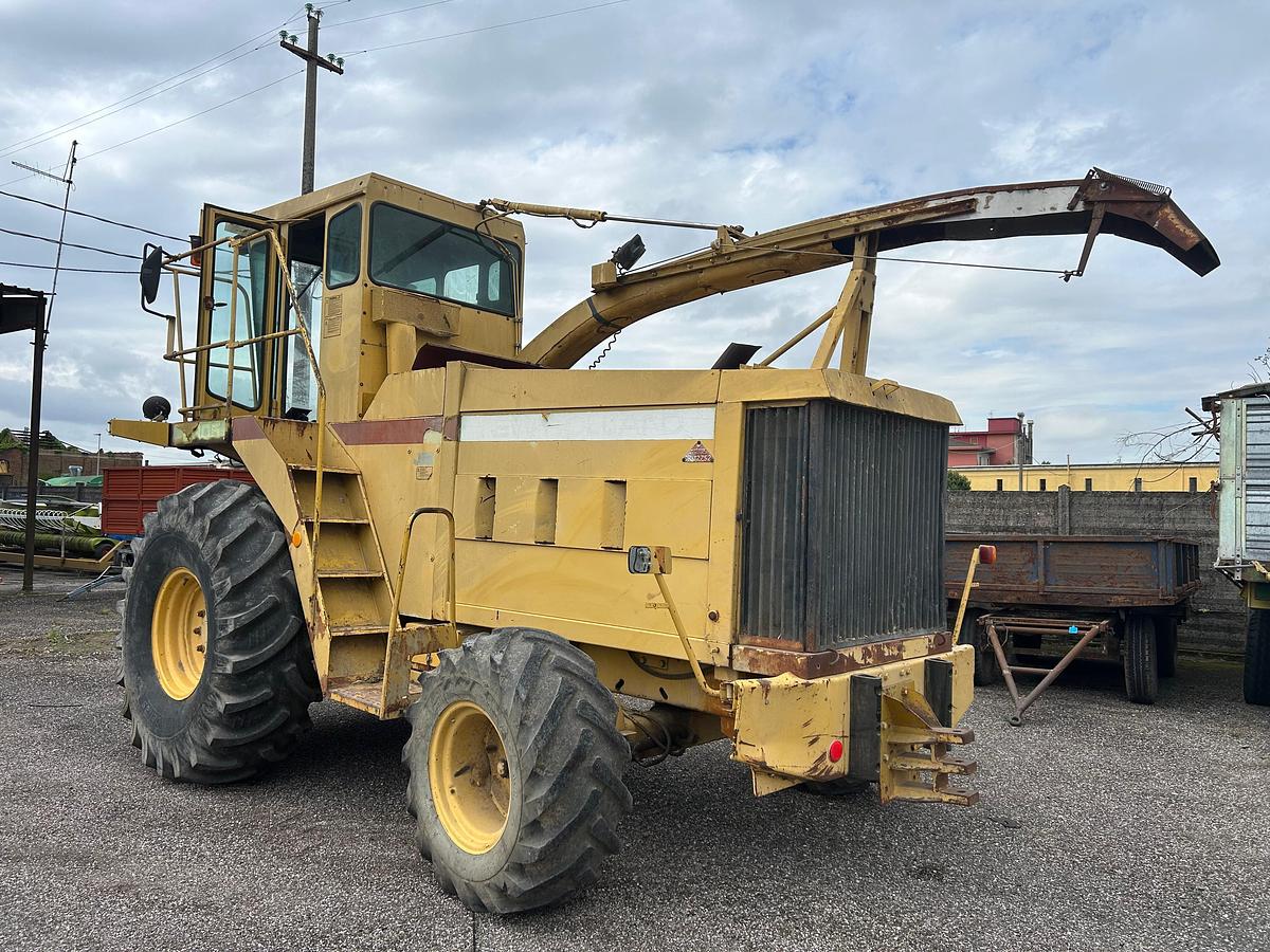 Usato Trincia semovente Ford New Holland 2305 con barra