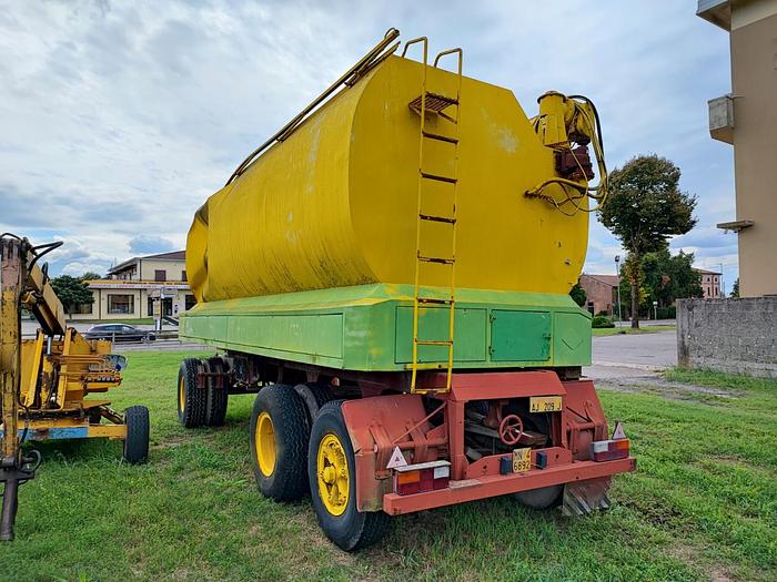 Usato Cisterna per cereali 3 assi- coclea di scarico