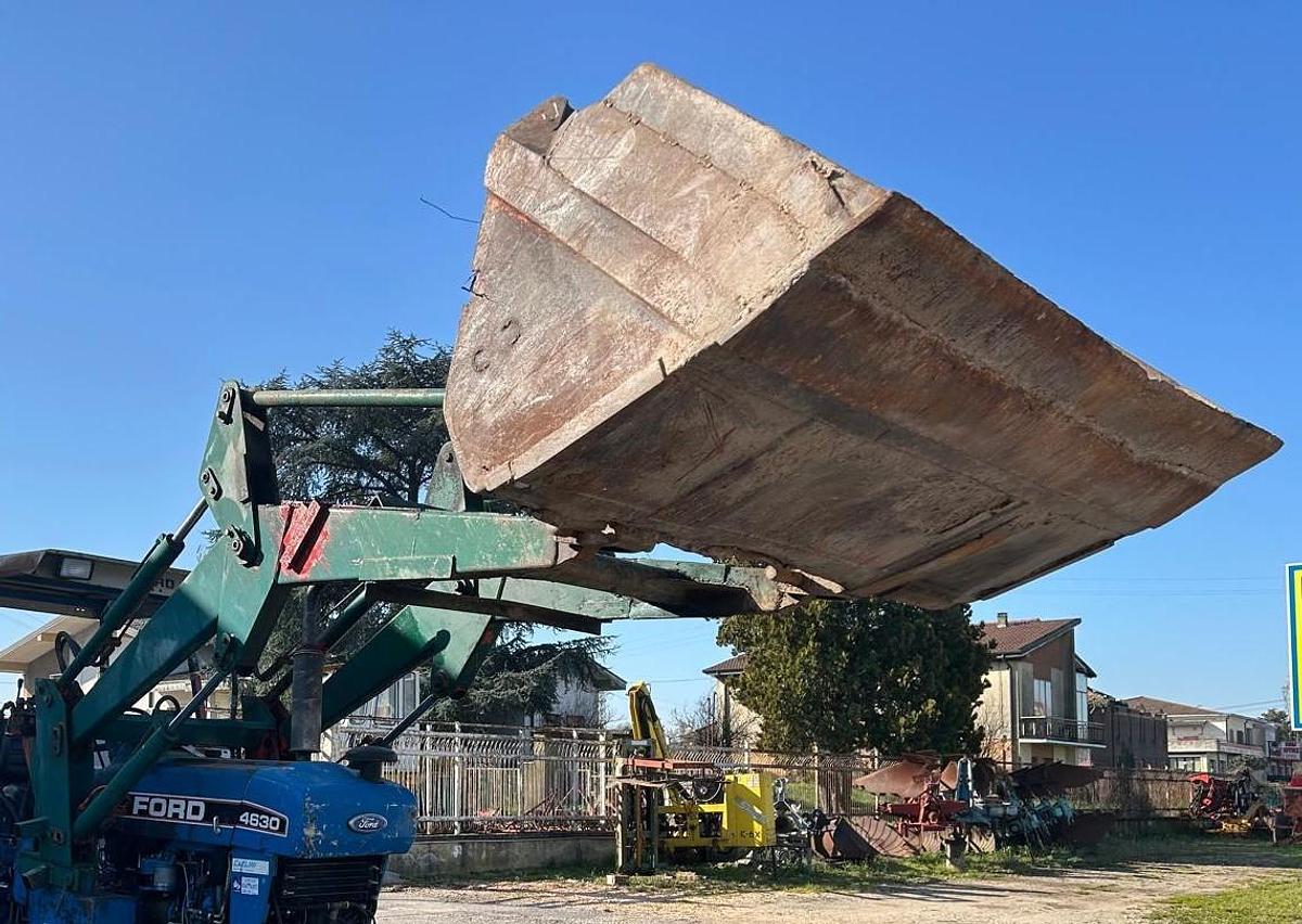 Usato caricatore per trattore Ford