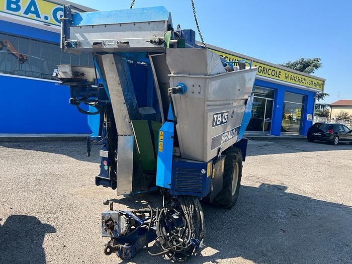 Usato Vendemmiatrice trainata New Holland braud TB 15