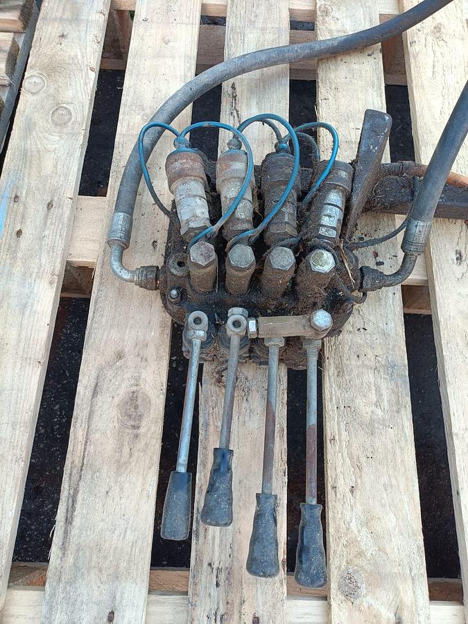 Usato distributore idraulico per trattore agricolo