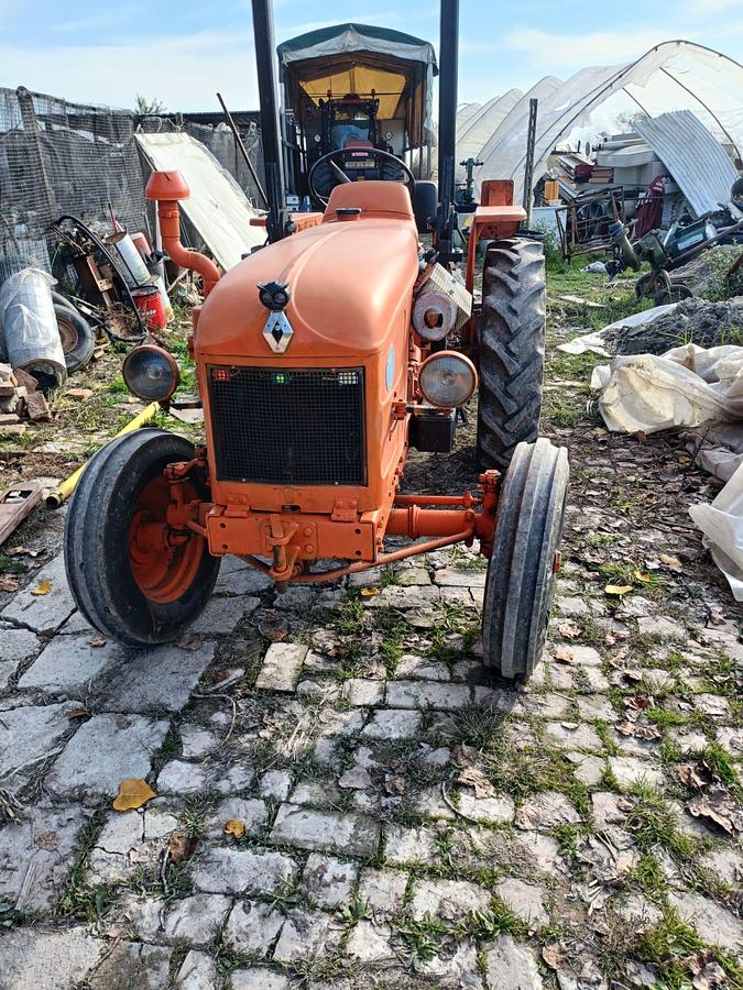 Usato trattore Renault 71 N con arco di protezione abbattibile