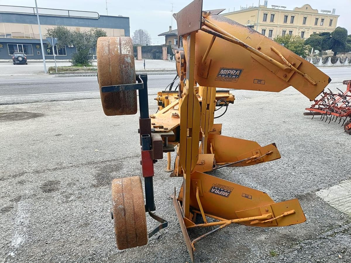 Usato aratro bivomere Mipra con spostamento idraulico