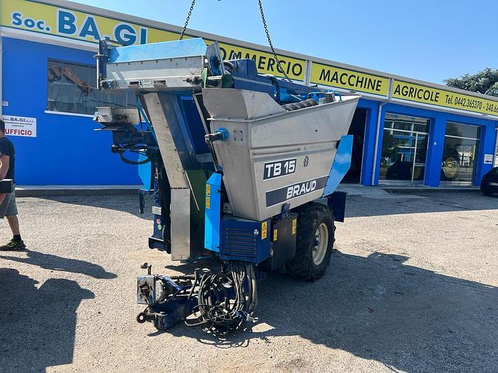 Usato Vendemmiatrice trainata New Holland braud TB 15
