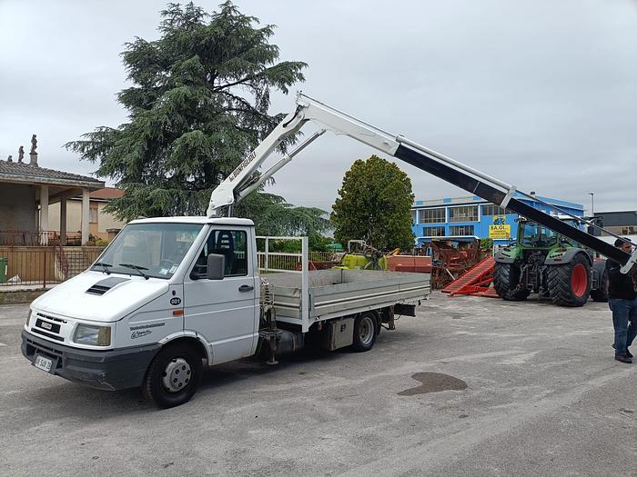 Usato Autocarro Iveco Daily 35 con gru- patente B