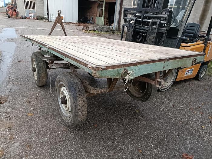 Usato Rimorchietto a 2 assi con pianale in legno