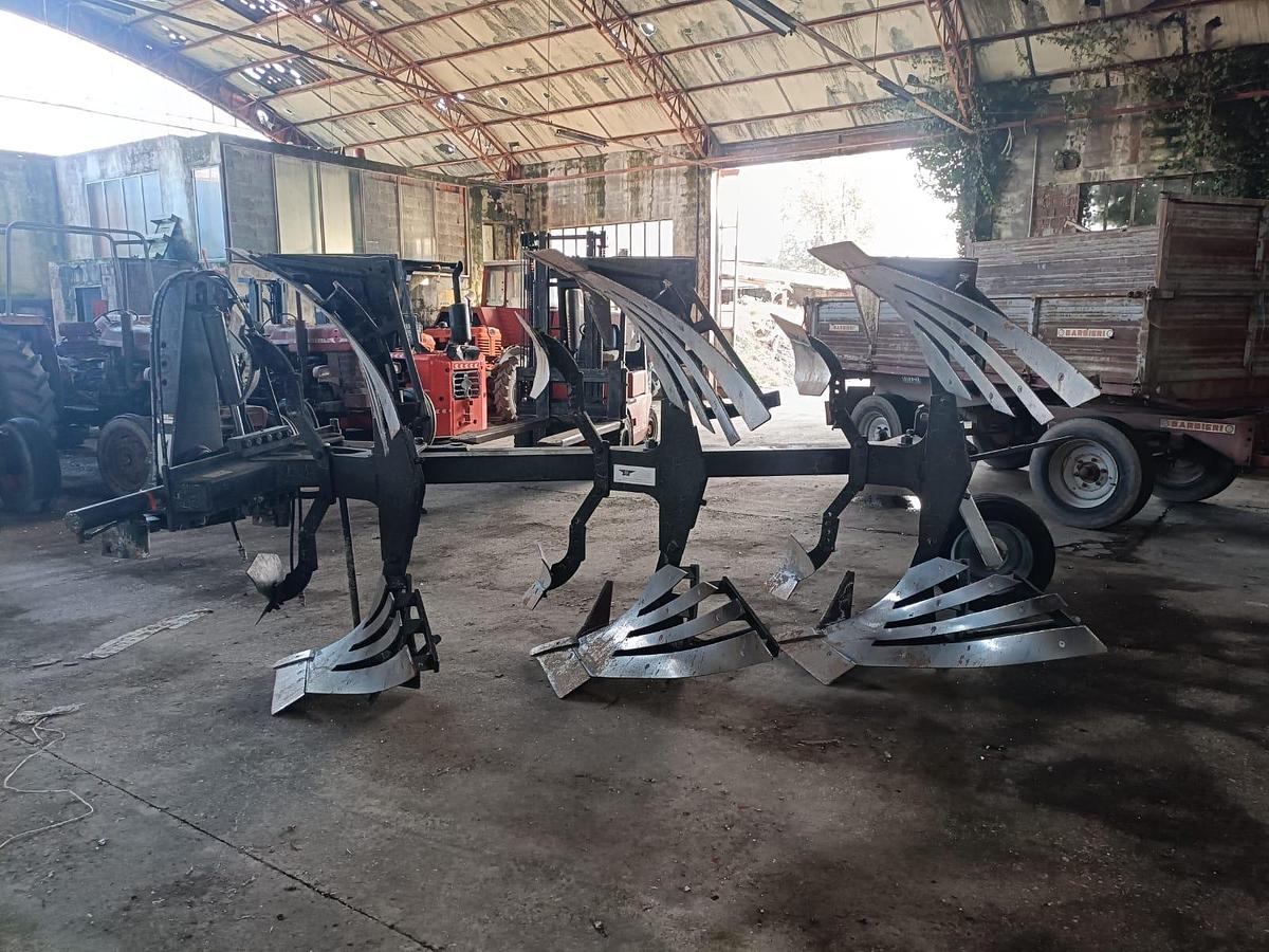 Usato Aratro trivomere con ali a stecche- tutto idraulico- variabile