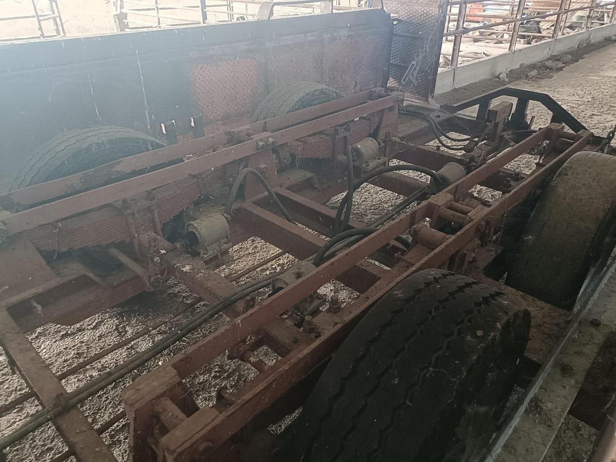 Usato carrello tre assi trasporto mietitrebbie o carri botte