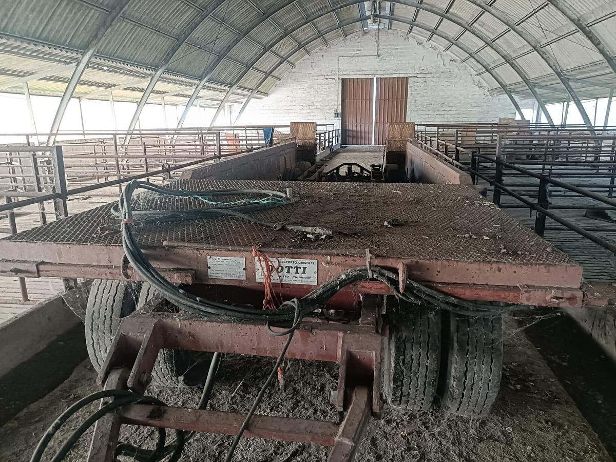 Usato carrello tre assi trasporto mietitrebbie o carri botte