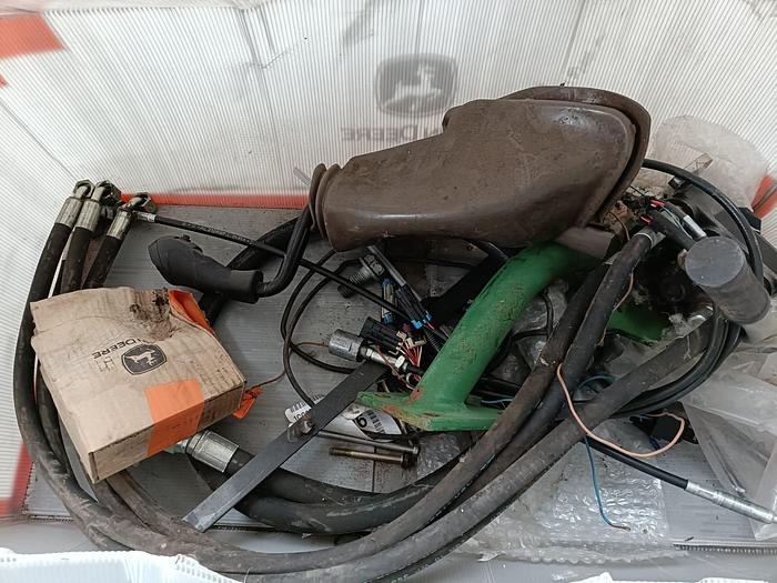 Usato Caricatore John Deere 583 con staffe e joystick