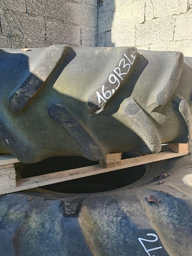 Usato Gomme varie per trattore agricolo o rimorchio (1)