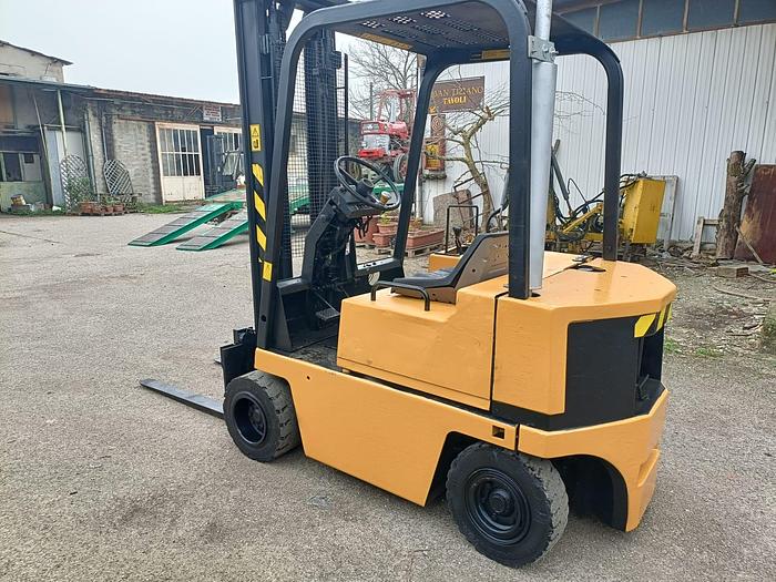 Usato Muletto Caterpillar modello V300