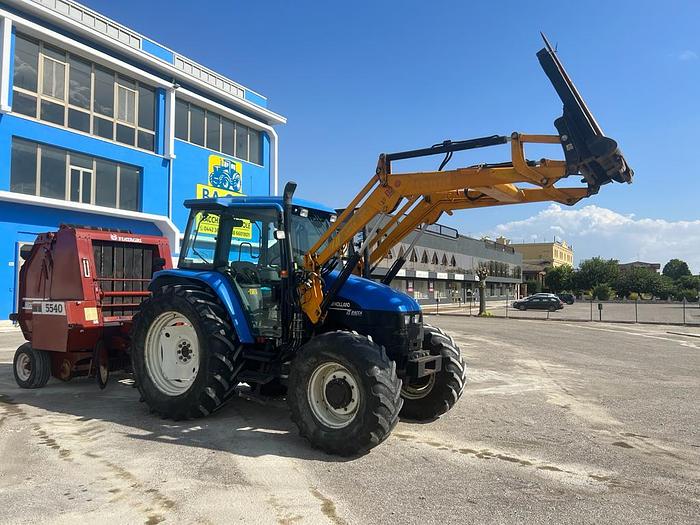 Usato New Holland TS 100 anno 2004 ore 6200 con caricatore