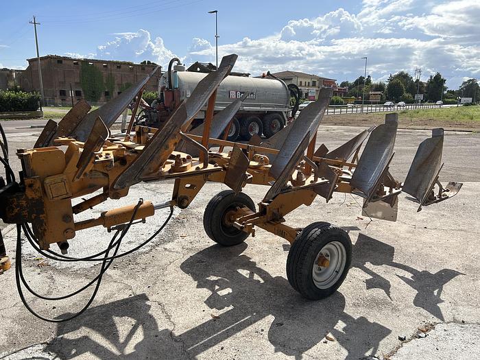 Usato Aratro quadrivomere Mipra modello Taurus