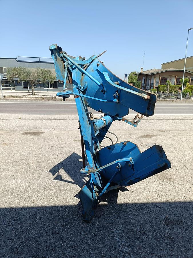 Usato aratro monovomere voltaorecchio idraulico