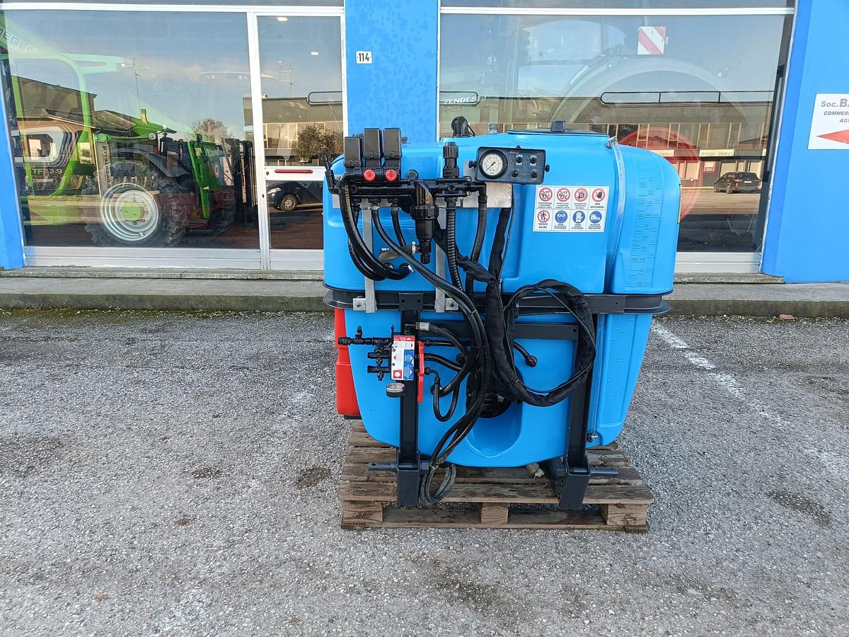 Usato Botte per trattamenti MFC da 650L-per vigneto o frutteto