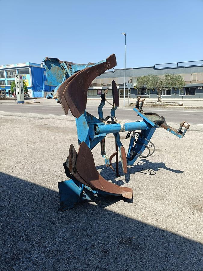 Usato aratro monovomere voltaorecchio idraulico