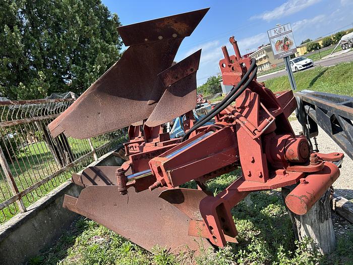 Usato Aratro bivomere marca Freschi fuorisolco