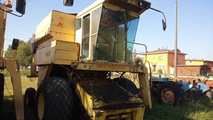 Usato Mietitrebbia New Holland modello TR85