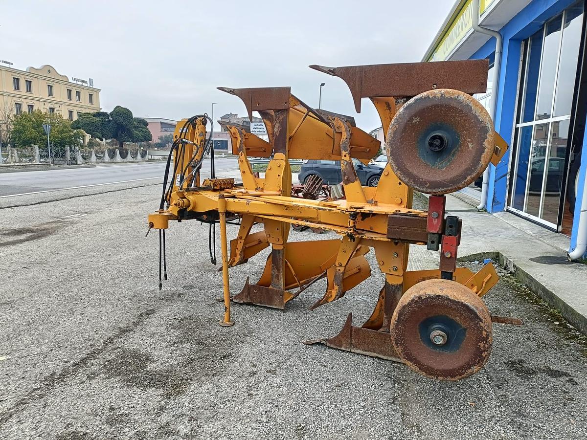 Usato aratro bivomere Mipra con spostamento idraulico