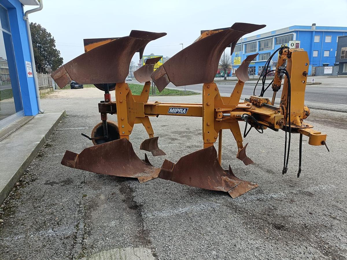 Usato aratro bivomere Mipra con spostamento idraulico