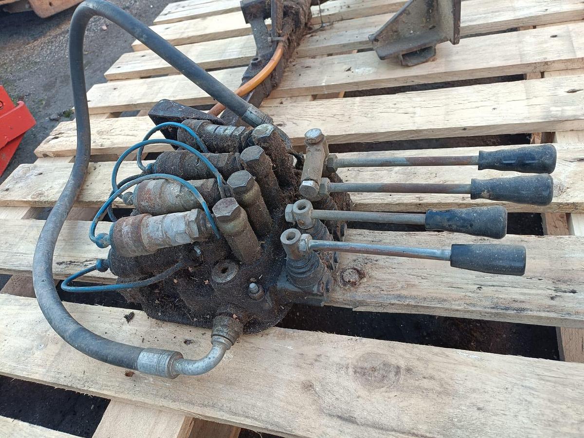 Usato distributore idraulico per trattore agricolo