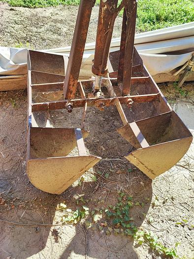 Usato Caricaletame marca Baratti con staffe idrauliche