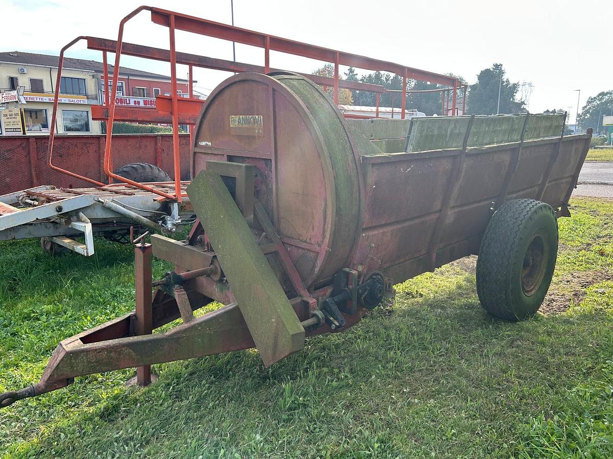 Usato Spandiletame Annovi modello A70N- 1 asse- 70 quintali