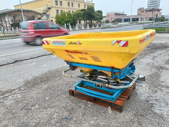 Usato Spandiconcime Gamberini a 2 giranti mod. SPW800